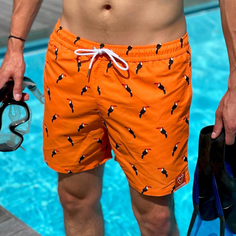 https://vendredi-swimwear.fr/cdn/shop/products/maillot-de-bain-homme-orange-motif-toucan-724122_800x.jpg?v=1627489623